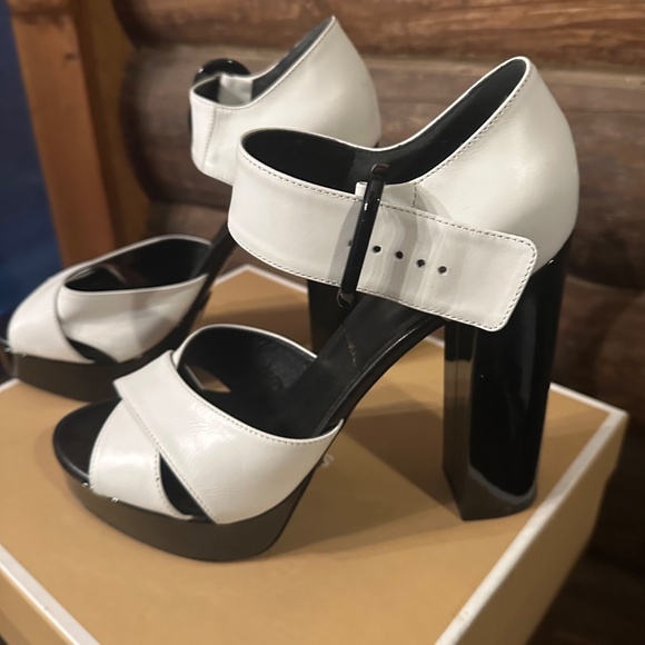 Michael Kors Nellie Runway shoes - Picture 2 of 5